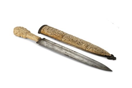 Daga decorativa, secondo quarto del secolo XIX. Importante manico scolpito in a