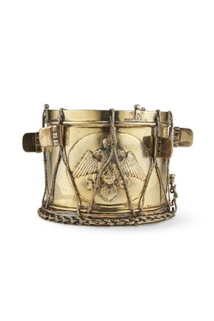 Scatola in foggia di tamburo in argento dorato con presa del coperchio a bacche