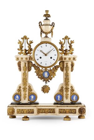 Pendola in bronzo dorato e marmo con applicazioni Wedgwood. Quadrante in smalto