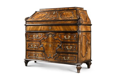 Ribalta di forma mossa lastronata in noce e radica di noce, cartelle in legno e