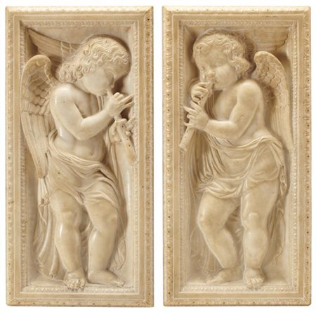 Maestro del secolo XIX. Coppia di bassorilievi in marmo raffiguranti putti suon