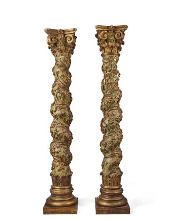 Coppia di colonne a torchon in legno intagliato, laccato e dorato a rami fiorit