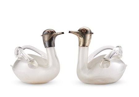 Due versatoi in foggia di anatre con corpo in vetro e testa in argento, di cui