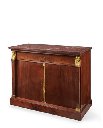 Credenza lastronata in piuma di mogano, cassetto sopra due ante che rivelano qu