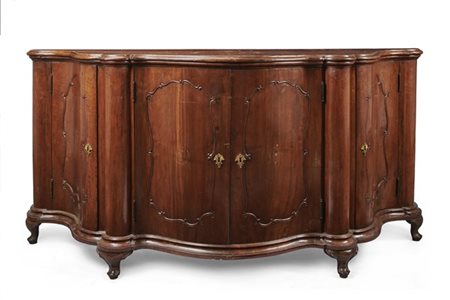 Credenza in noce di forma mossa con quattro ante bombate con riserve intagliate