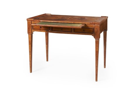 Scrittoio da centro lastronato e filettato in legni vari, piano decorato con cr