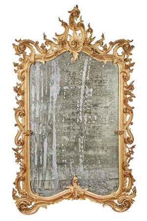 Caminiera in legno intagliato e dorato riccamente decorata a volute, cimasa tra