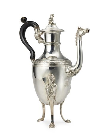 Caffettiera in argento a corpo ovoidale, sostegno tripode con attaccature a erm