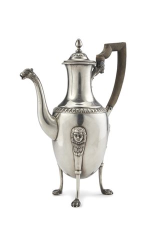 Caffettiera in argento a corpo liscio con versatoio e attacco dell'ansa a testa