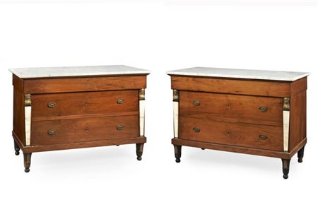 Coppia di cassettoni Impero in noce, fronte a due cassetti più uno sottopiano,