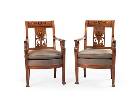 Coppia di poltrone in mogano. Schienale traforato centrato da cartella a volute