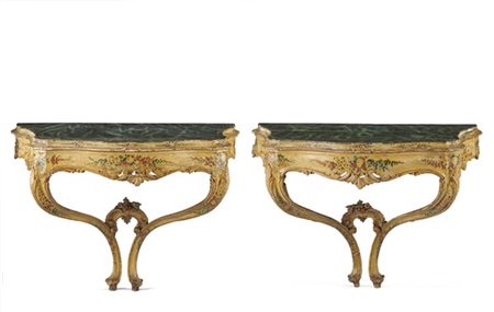 Coppia di console a goccia di forma mossa, fasce e gambe sagomate, intagliate,