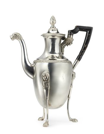 Caffettiera in argento a corpo ovoidale e sostegno tripode con attaccature a pi