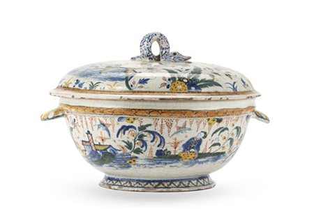 Manifattura di Rouen, secolo XVIII. Zuppiera circolare biansata con coperchio i