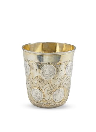 Bicchiere in vermeil decorato con monete in argento di epoche differenti, princ