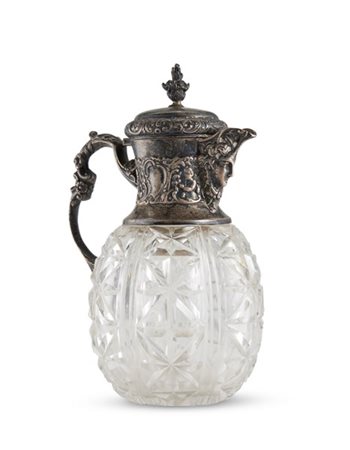 Versatoio in cristallo molato ad un'ansa con collo e coperchio in argento decor