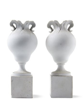 Manifattura francese, secolo XIX. Coppia di vasi piriformi con collo a foglie i