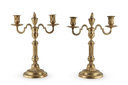 Coppia di candelabri in bronzo dorato a due fiamme con bracci a volute, sostegn