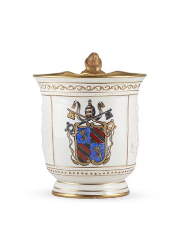 Manifattura di Ginori, a Doccia, secolo XIX. Tazza in porcellana con ansa a fig