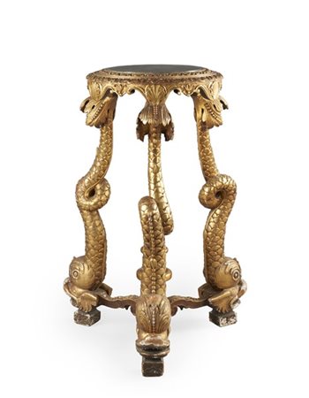 Alzata in legno intagliato e dorato con sostegni a delfini raccordati da volute