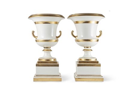 Manifattura di Vienna, secolo XIX. Coppia di vasi Medici biansati in porcellana