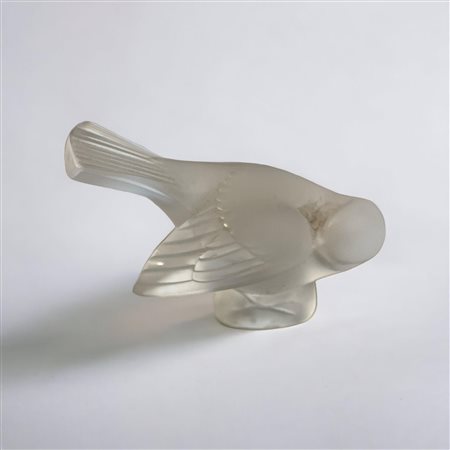 Tre elementi decorativi Lalique. Di cui un piattino, un cardellino e un...
