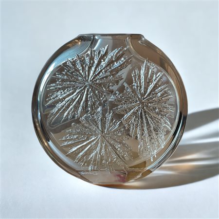 Vaso - Daum France cristallo decorato 19,5 x 20 x 8 cm. Firma graffiata al...