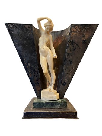 Vaso decò anni '40 del XX secolo 21 x 23 x 20. Con figura femminile in osso...