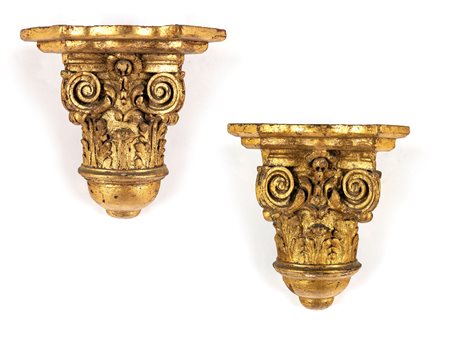  Coppia di mensole in legno intagliato e dorato a forma di capitello, XIX secolo