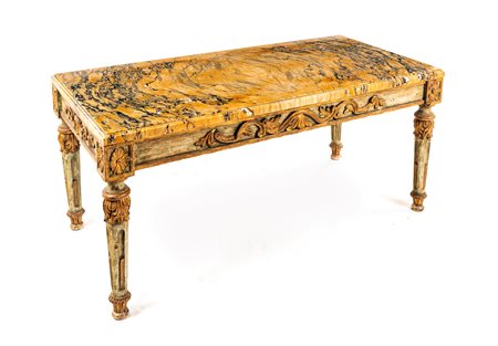  Tavolino basso in legno dipinto e dorato con piano lastronato in marmo giallo
