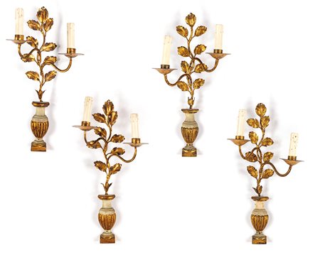  Quattro appliques a due luci in legno laccato e dorato