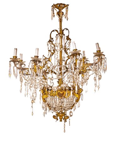  Lampadario in bronzo dorato con pendenti in cristallo incolore