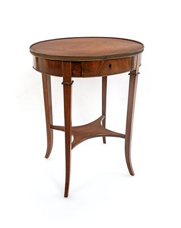  Piccolo tavolino ovale in mogano