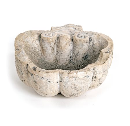  Piccola acquasantiera da muro in marmo bianco