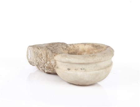  Piccola acquasantiera da muro in marmo bianco, XVII secolo