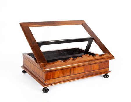  Leggio da tavolo in noce, fine del XIX secolo