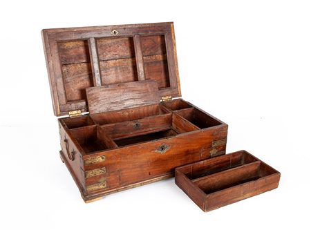  Necessaire da viaggio in noce con finiture angolari in ottone, XIX secolo