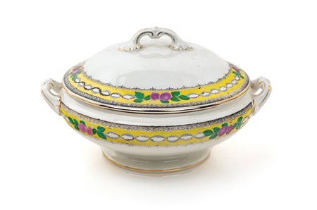  Legumiera con coperchio, Imperial Porcelain Wedgwood, Inghilterra, inizi del XX secolo