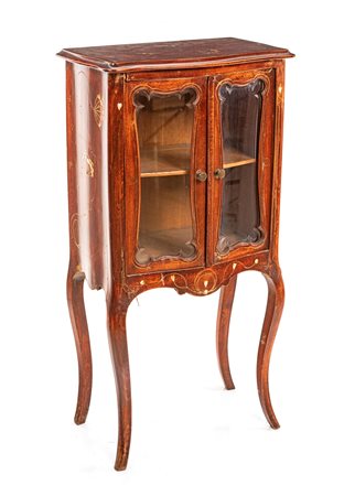  Piccolo mobile in legno con intarsi in rame e madreperla, inizi del Novecento