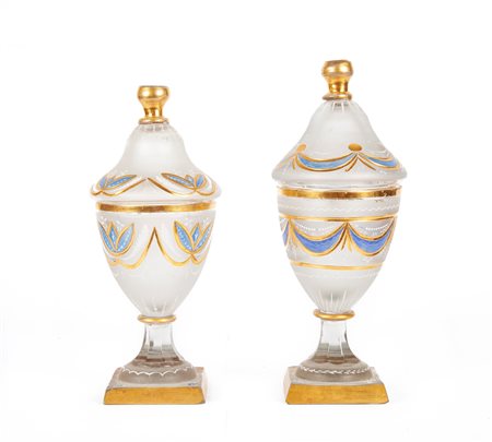  Due vasi simili in vetro opaco dipinto con coperchi