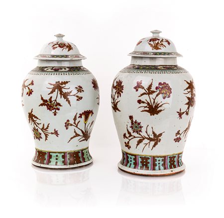  Coppia di potiches in porcellana, Cina, fine dinastia Qing