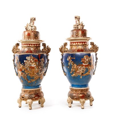  Coppia di grandi vasi in ceramica con base e coperchio, Giappone, XIX secolo