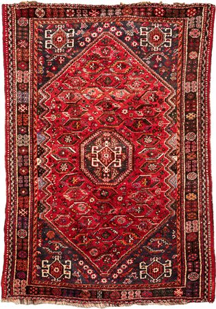  Tappeto fondo rosso a disegno geometrico