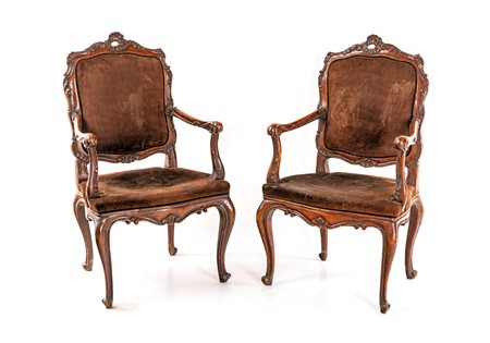  Coppia di poltrone in noce, XVIII secolo