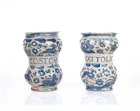  Coppia di albarelli a rocchetto in maiolica bianca e blu