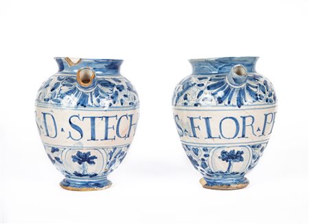  Coppia di brocche in maiolica bianca e blu, XVIII secolo