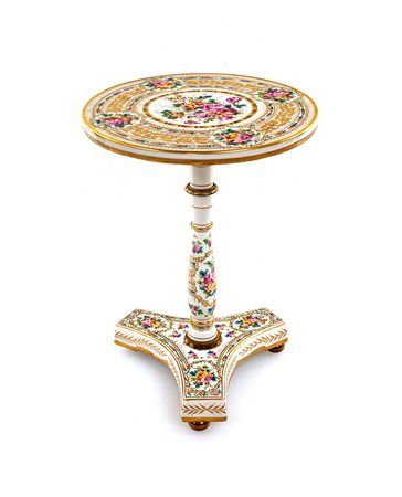  Tavolino basso in porcellana bianca con profili dorati