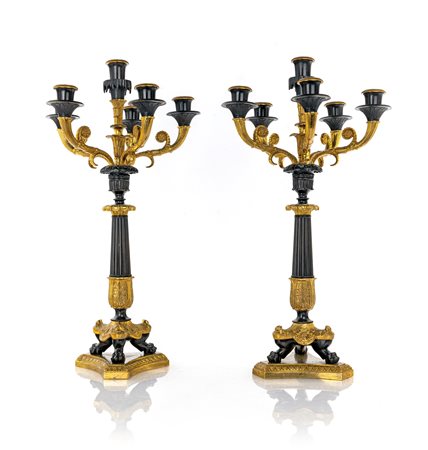  Coppia di candelabri in bronzo brunito e dorato a sei luci