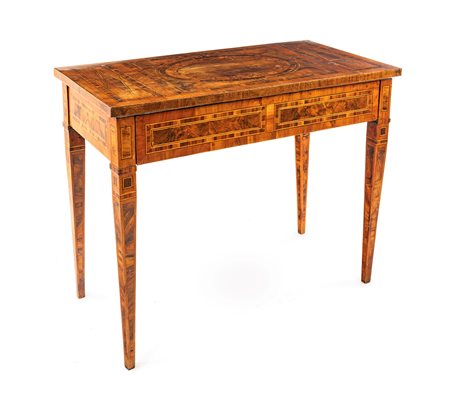  Tavolo in noce intarsiato in legni di varie essenze, fine del XVIII secolo