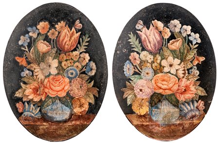  Coppia di medaglioni ovali in scagliola raffiguranti composizioni floreali